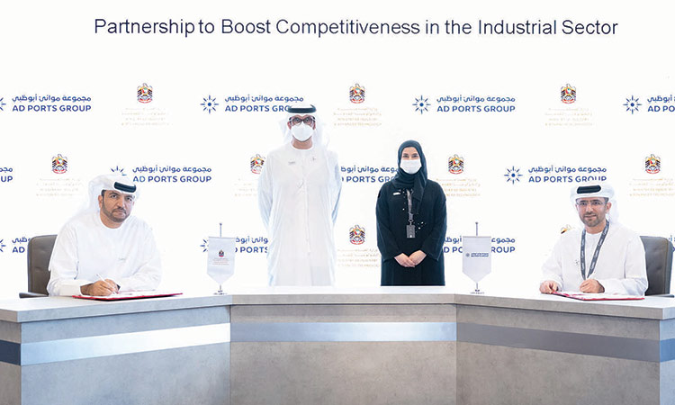 وزارة الصناعة والتجارة ومجموعة أبوظبي للموانئ لزيادة القدرة التنافسية للقطاع الصناعي