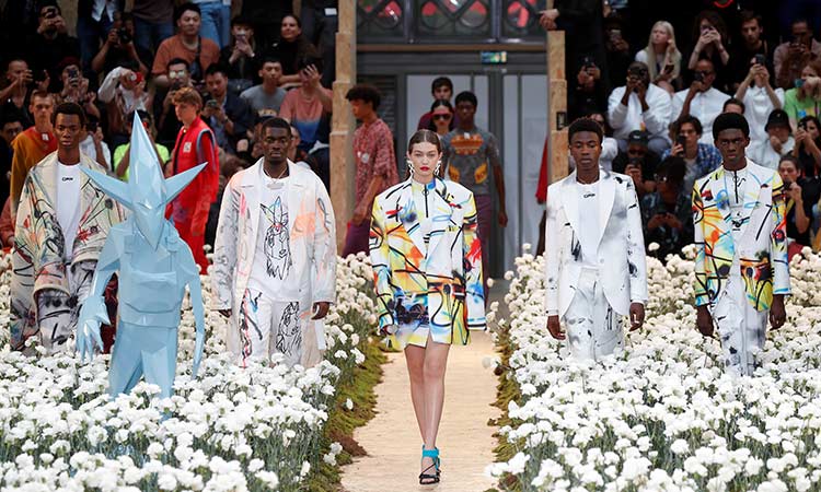 Virgil Abloh draws from 1980s graffiti culture for Off-White show, Paris  fashion week