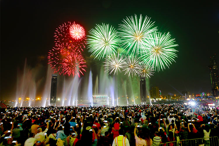 Video Fireworks In Dubai And Abu Dhabi Thrill Residents On 48th