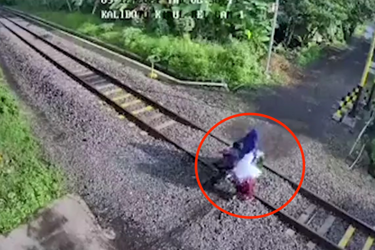 VIDEO: Family of three escapes death on train track in Indonesia - GulfToday