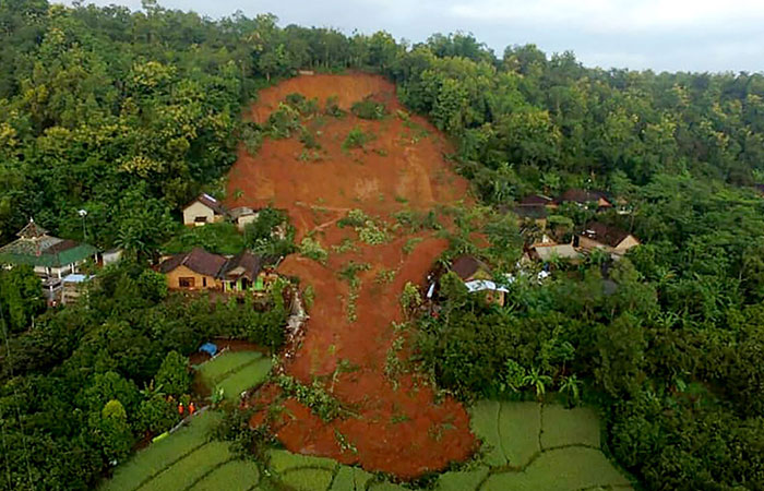 hundreds-flee-their-homes-due-to-indonesian-landslide