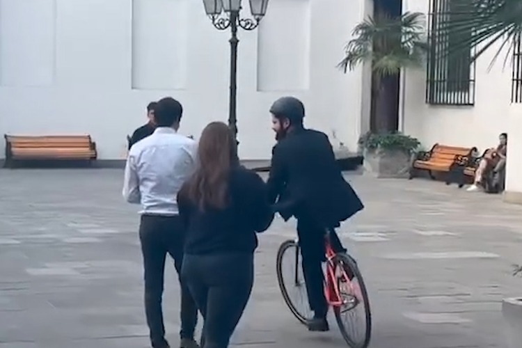VIDEO: El presidente de Chile, Gabriel Boric, llega al palacio presidencial en bicicleta