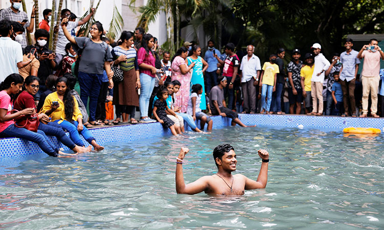 SriLankan-protesters-fool