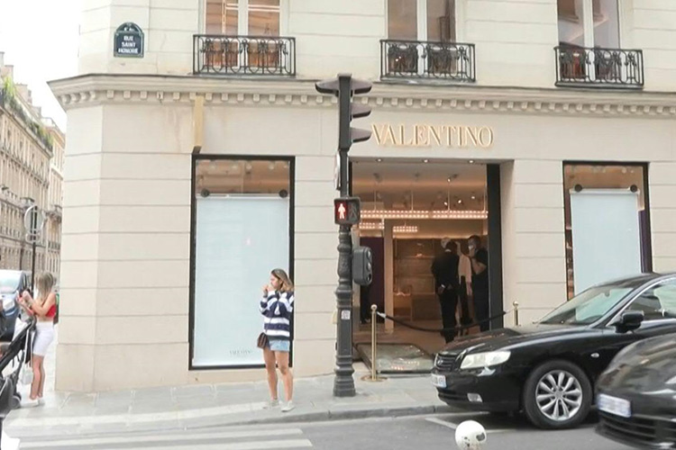 VIDEO: Paris luxury store windows after car-ram robbery -