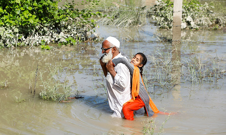 Pakistanflood-oldman