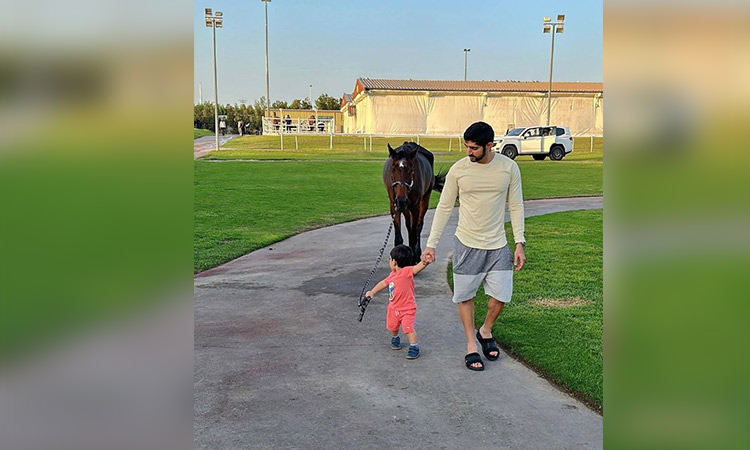 الشيخ حمدان يشارك صورة رائعة لابنه راشد يمشي على حصان
