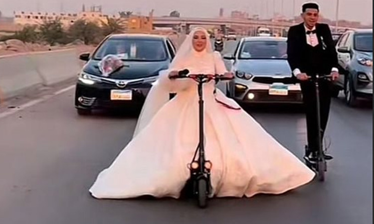 Egypt-couple-ride-escooter-750x450
