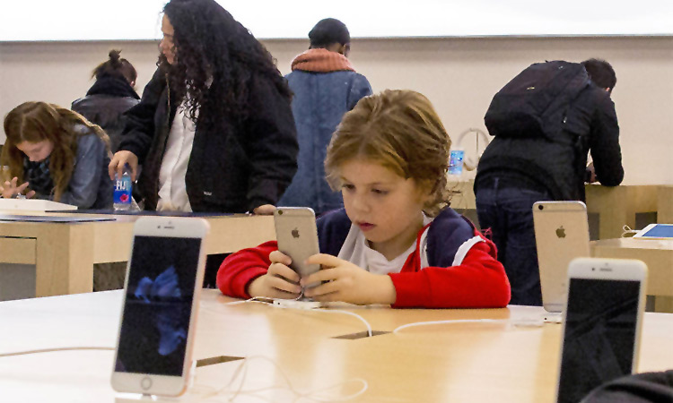 Children with smartphones