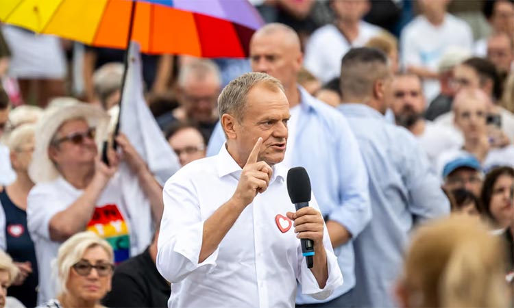 Donald Tusk of the Civic Platform addresses a gathering of his supporters in the city of Lodz. (Image via Twitter)