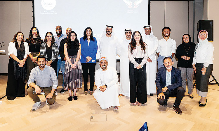 The officials with the participating start-ups.