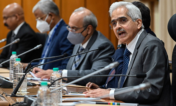 The RBI governor Shaktikanta Das (right) addresses a press conference in Mumbai, India, on Wednesday.  Agence France-Presse
