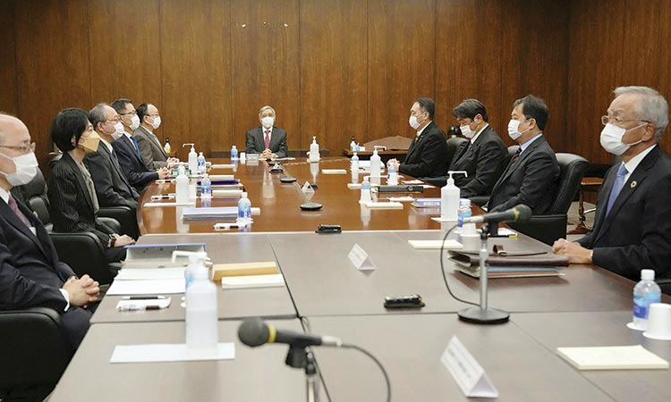 Haruhiko Kuroda (C) attends a monetary policy meeting at the BOJ headquarters in Tokyo on Wednesday.  Agence France-Presse