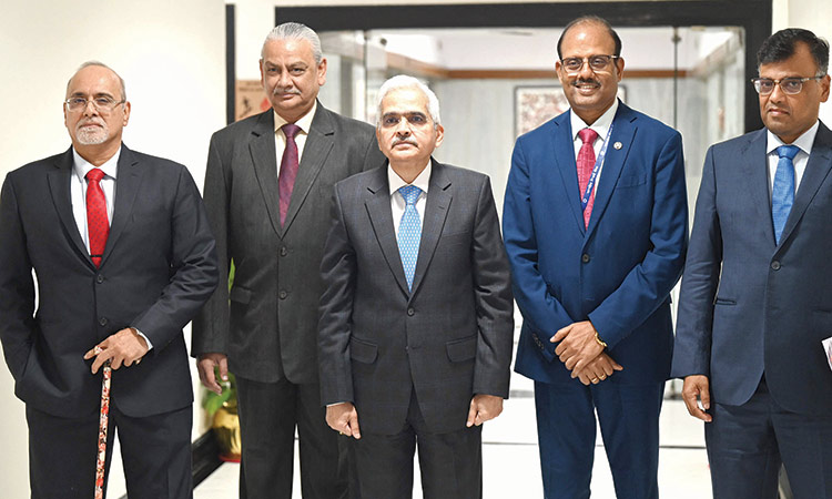 Reserve Bank of India (RBI) governor Shaktikanta Das (centre) poses along with deputy governors before addressing a press conference in Mumbai, India, on Thursday.
