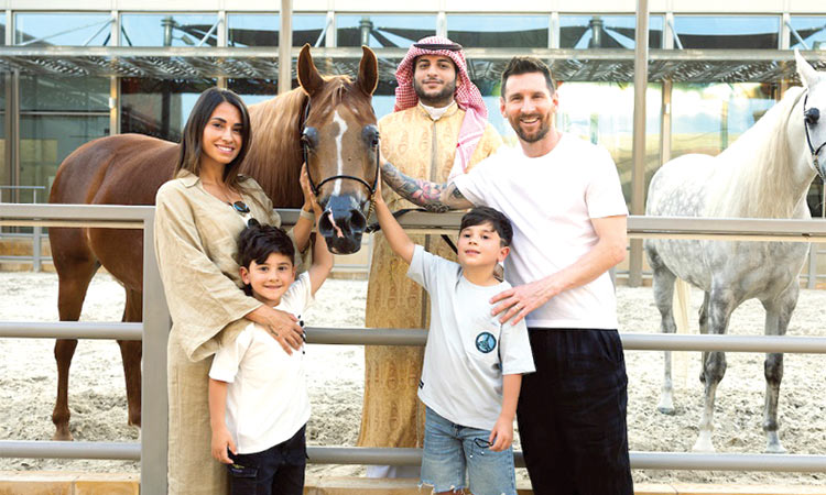 Lionel-Messi-with-family