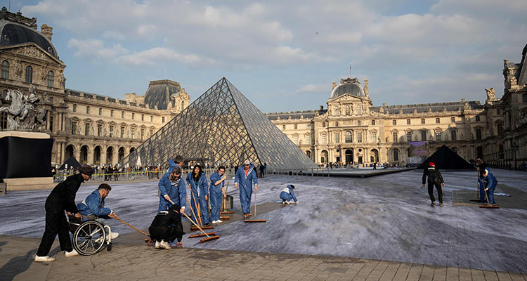 Louvre-pyramid-2