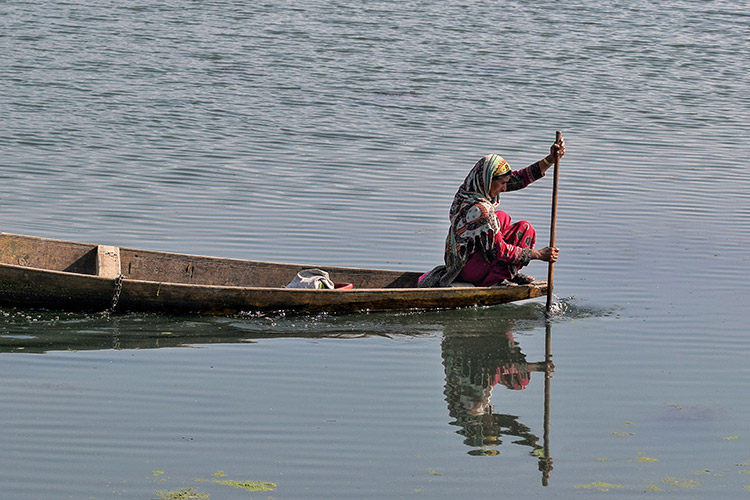 woman-boat-kashmir