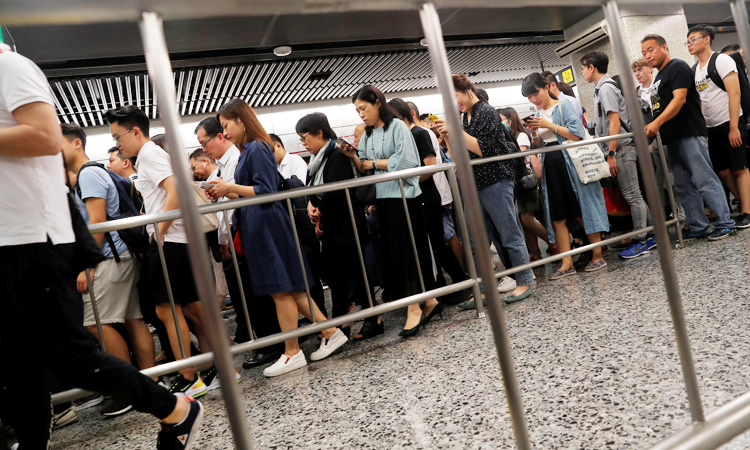 Hong-Kong_People-queue-750