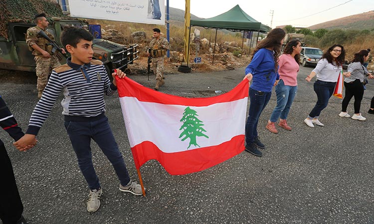 Lebanon-protesters-human-chain3-750