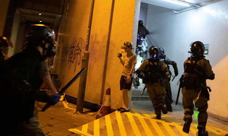 Hong-Kong_Riot-Police_Residential-Area_750