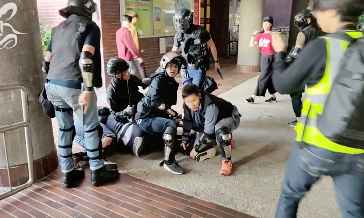 Hong-Kong_Riot-police-750