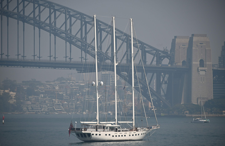 Sydney-Harbour-Bridge-_Yacht_750
