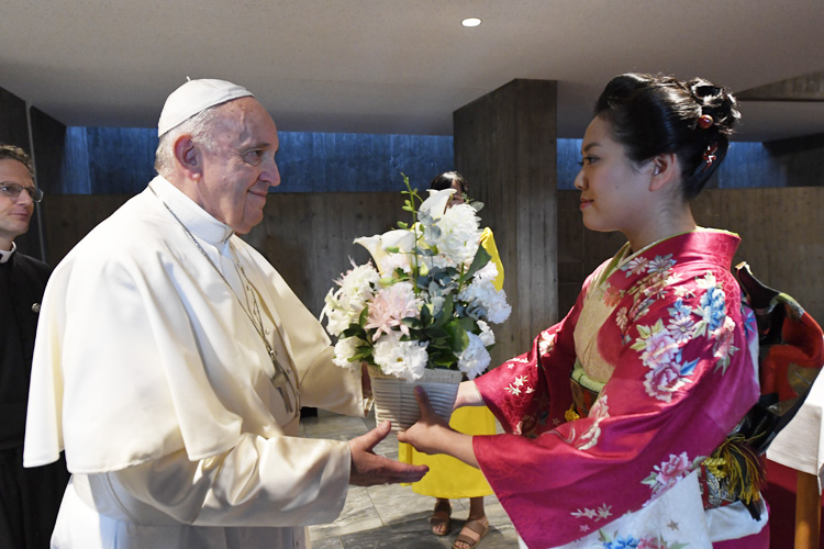 Pope-Francis-_Flower_750