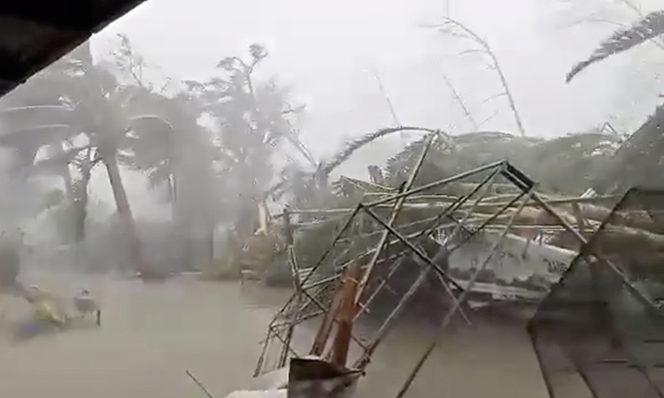 Philippines-Typhoon-Dec5-main3-750