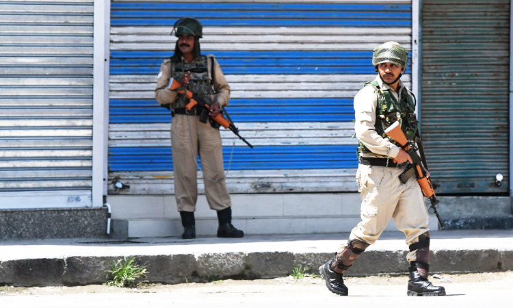 Kashmir_Security-Personnel-750
