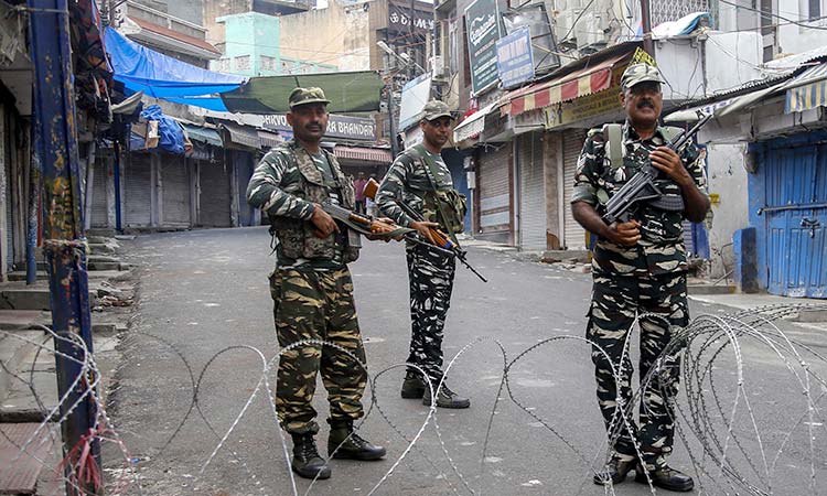 Kashmir-curfew-Aug09-main1-750