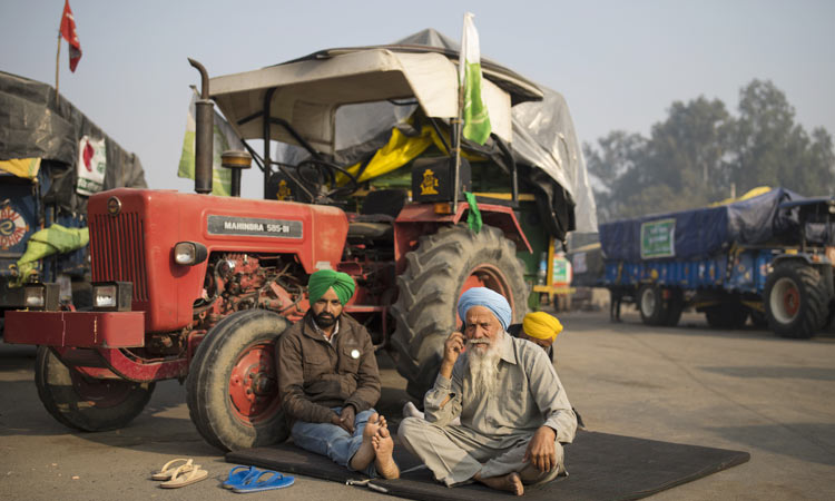 India-Protesting-farmers--Sitting