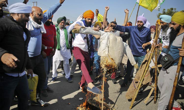 India-Protesting-farmers-effigy