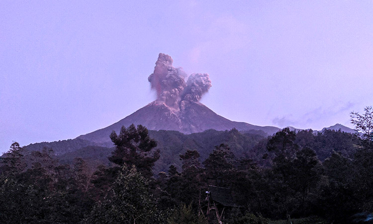 Volcano-erupts-March03-main1-750