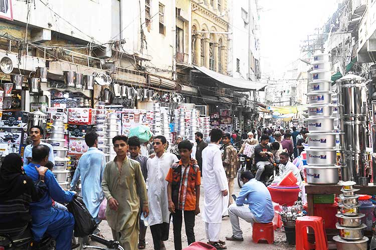 Karachi-shoppers-750x450