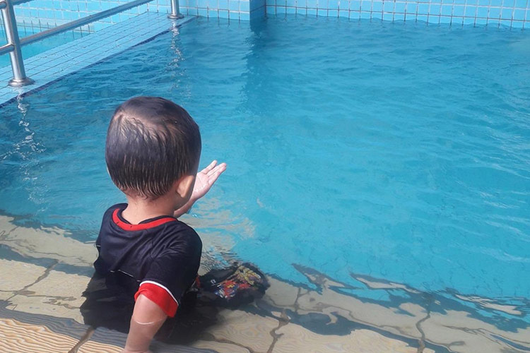 Child-at-swimming-pool-750x450