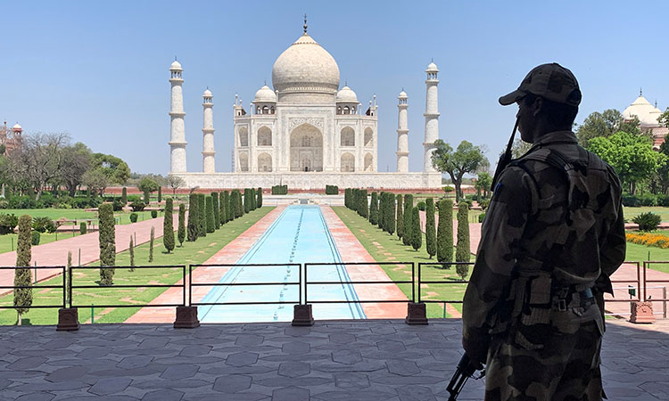 Taj-Mahal-India-July05-main2-750