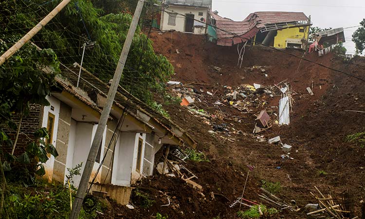 Indonesia-landslide-main1-750