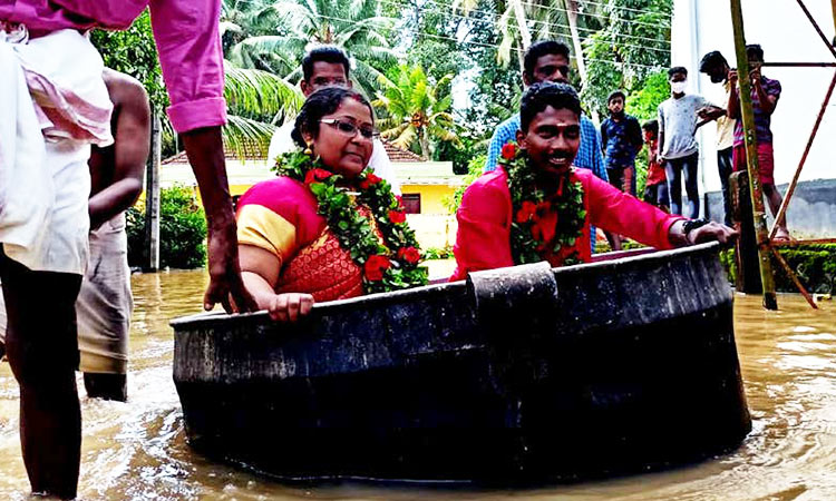 KeralaCouple-CookingPot-flood