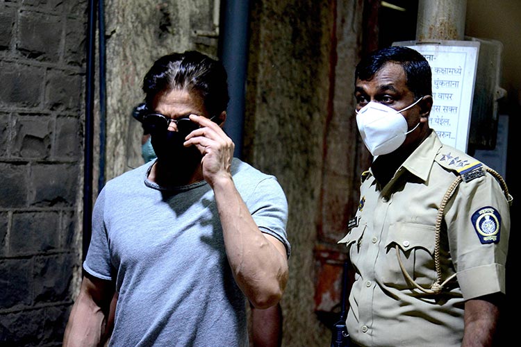 SRK-visits-Aryan-in-jail-750x450
