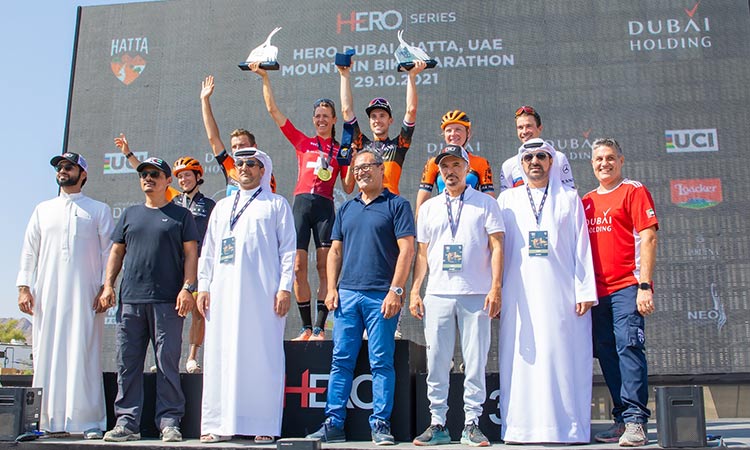 Vaizdo įrašas: „Hero Dubai Hatta Elite“ 60 km lenktynėse „Stosek“ ir „Luthi“ buvo apdovanoti geriausiais krepšiais