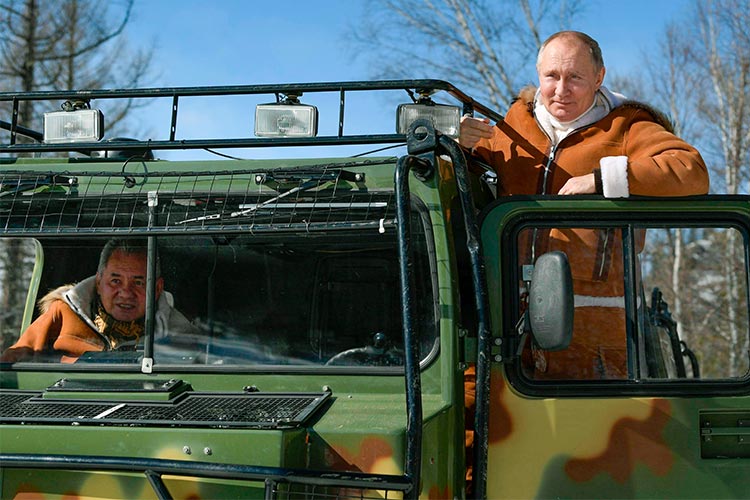 Putin-drives-army-vehicle-750x450