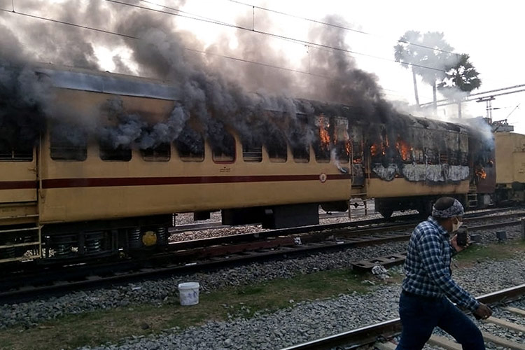 Bihar-train-burnt1-750x450