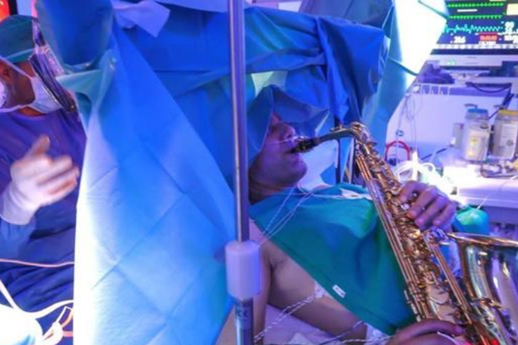 Un uomo suona il sassofono mentre viene operato al cervello in Italia