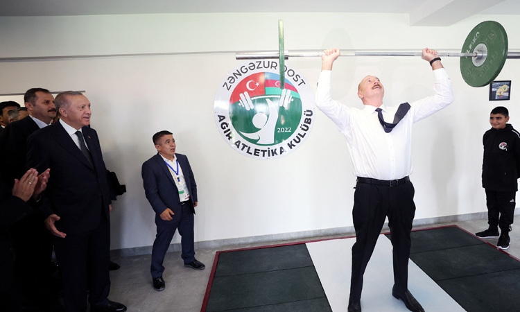 Video: Azerbaycan Cumhurbaşkanı Aliyev, Erdoğan’ın spor salonunda yaptığı şakanın ardından 20 kg demir kaldırdı