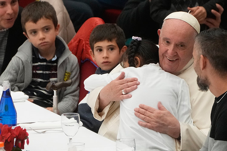 Pope-with-kids-750x450