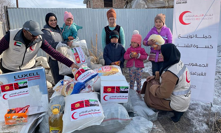 1,2 miljoni cilvēku gūst labumu no Emirātu Sarkanā Pusmēness organizētās ziemas palīdzības kampaņas