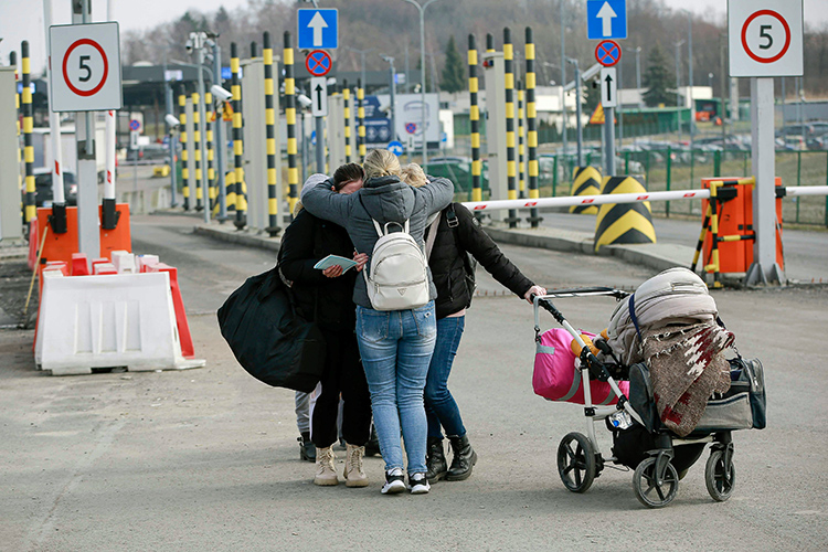 Ukrainian-fleeing-Poland