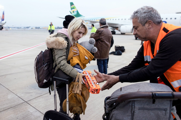 Ukraine-Airport-refugee