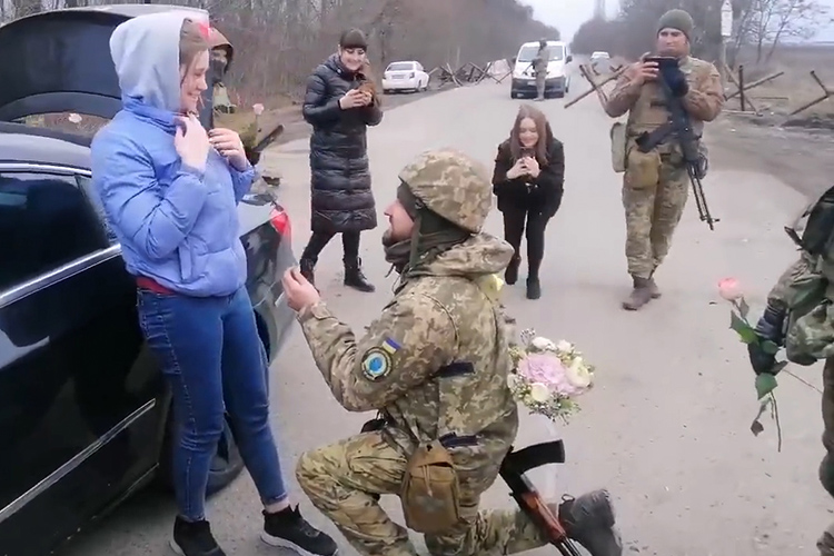 Soldier-Proposes-to-Girlfriend-