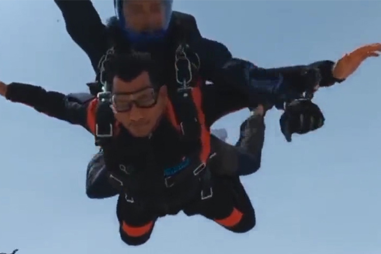Egypt-minister-skydives1-750x450