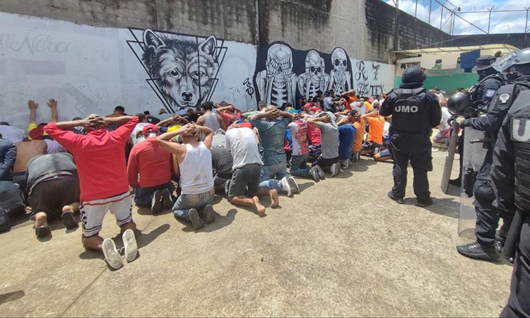 Ecuador-prison-riot-May10-main1-750